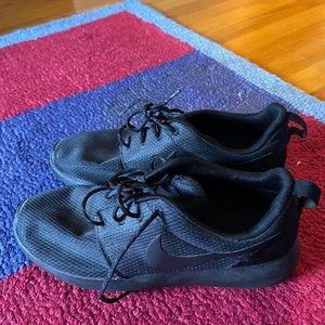 Black Nike Roshes